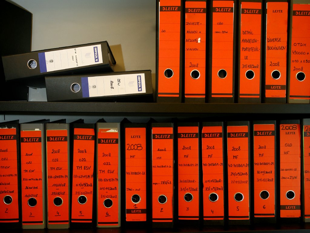 Dikke mappen met papieren facturen